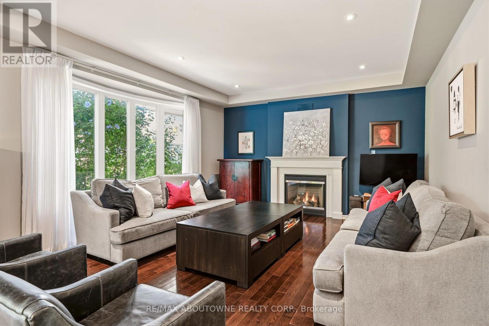 536 Cusick Circle, Milton, ON - Indoor Photo Showing Living Room With Fireplace