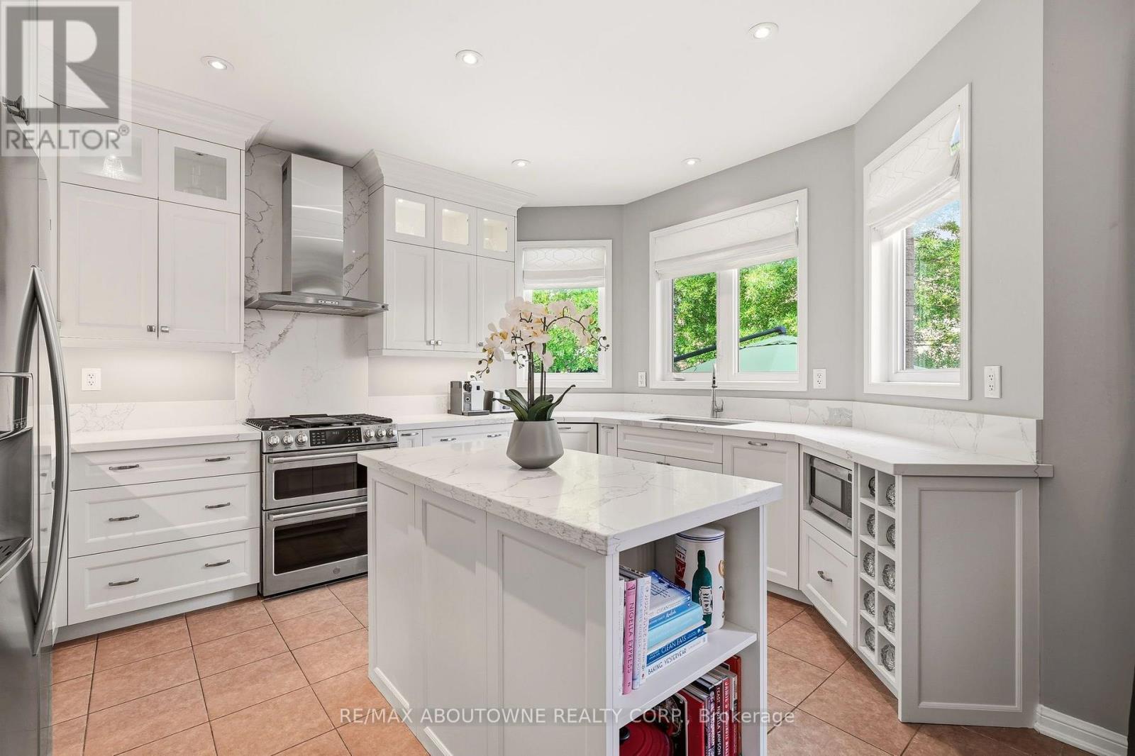 536 Cusick Circle, Milton, ON - Indoor Photo Showing Kitchen With Stainless Steel Kitchen With Upgraded Kitchen