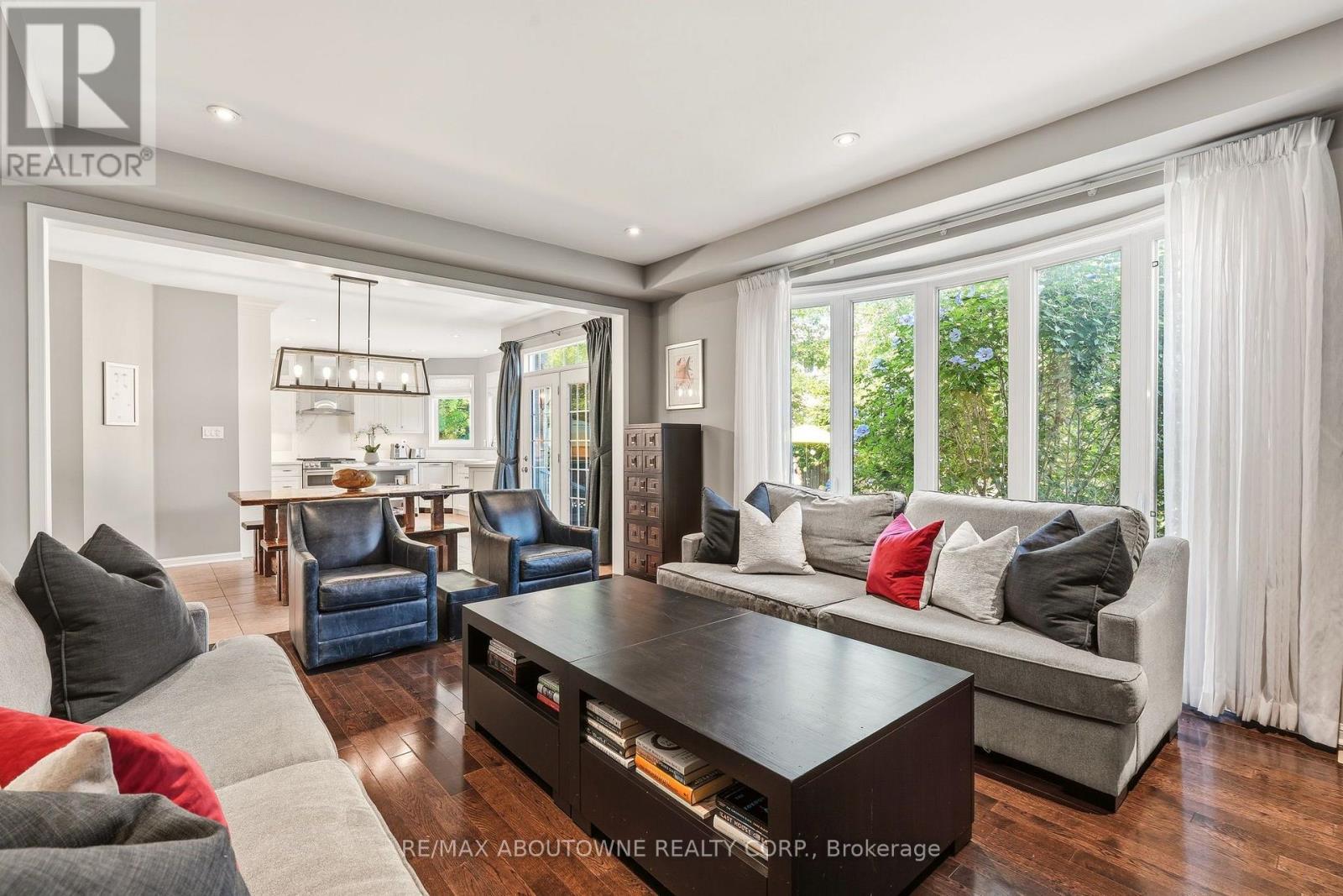 536 Cusick Circle, Milton, ON - Indoor Photo Showing Living Room
