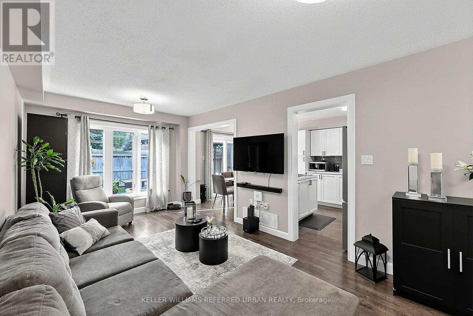 23 - 430 Mapleview Drive E, Barrie, ON - Indoor Photo Showing Living Room