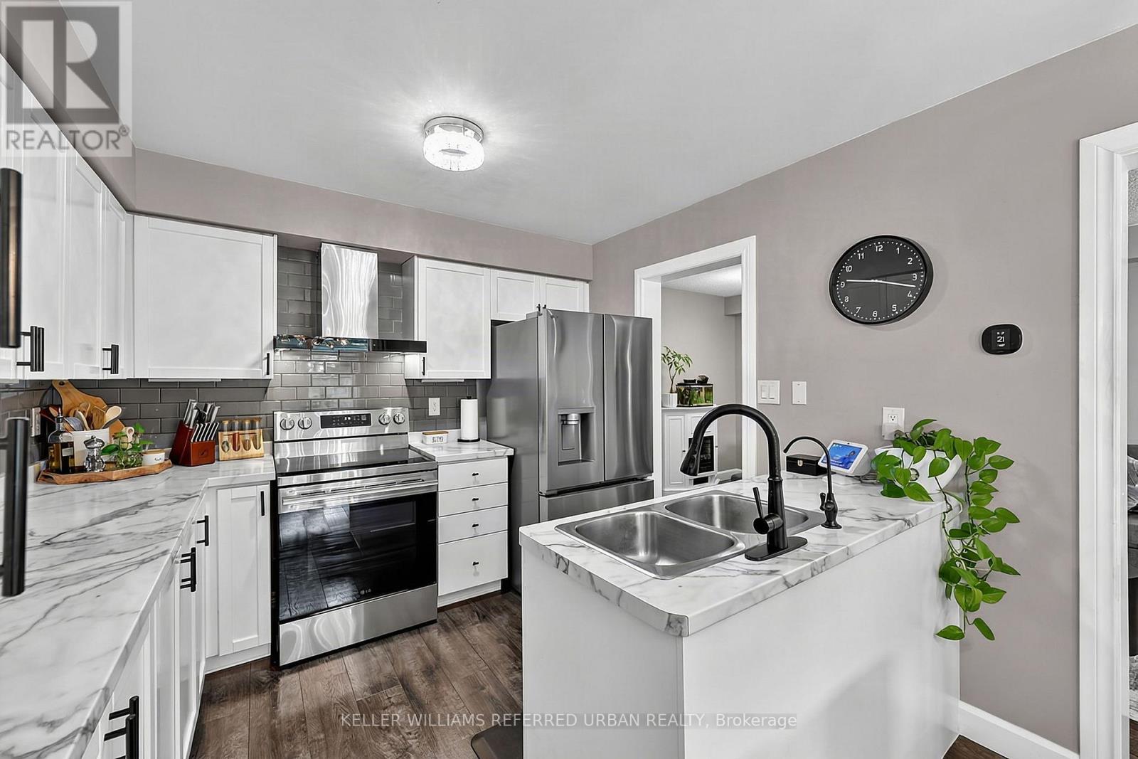 23 - 430 Mapleview Drive E, Barrie, ON - Indoor Photo Showing Kitchen With Double Sink