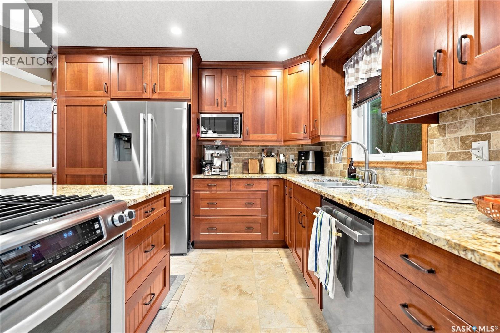 6723 Maple Ridge Drive, Regina, SK - Indoor Photo Showing Kitchen