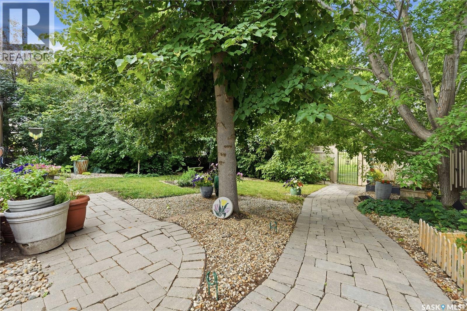 6723 Maple Ridge Drive, Regina, SK - Outdoor