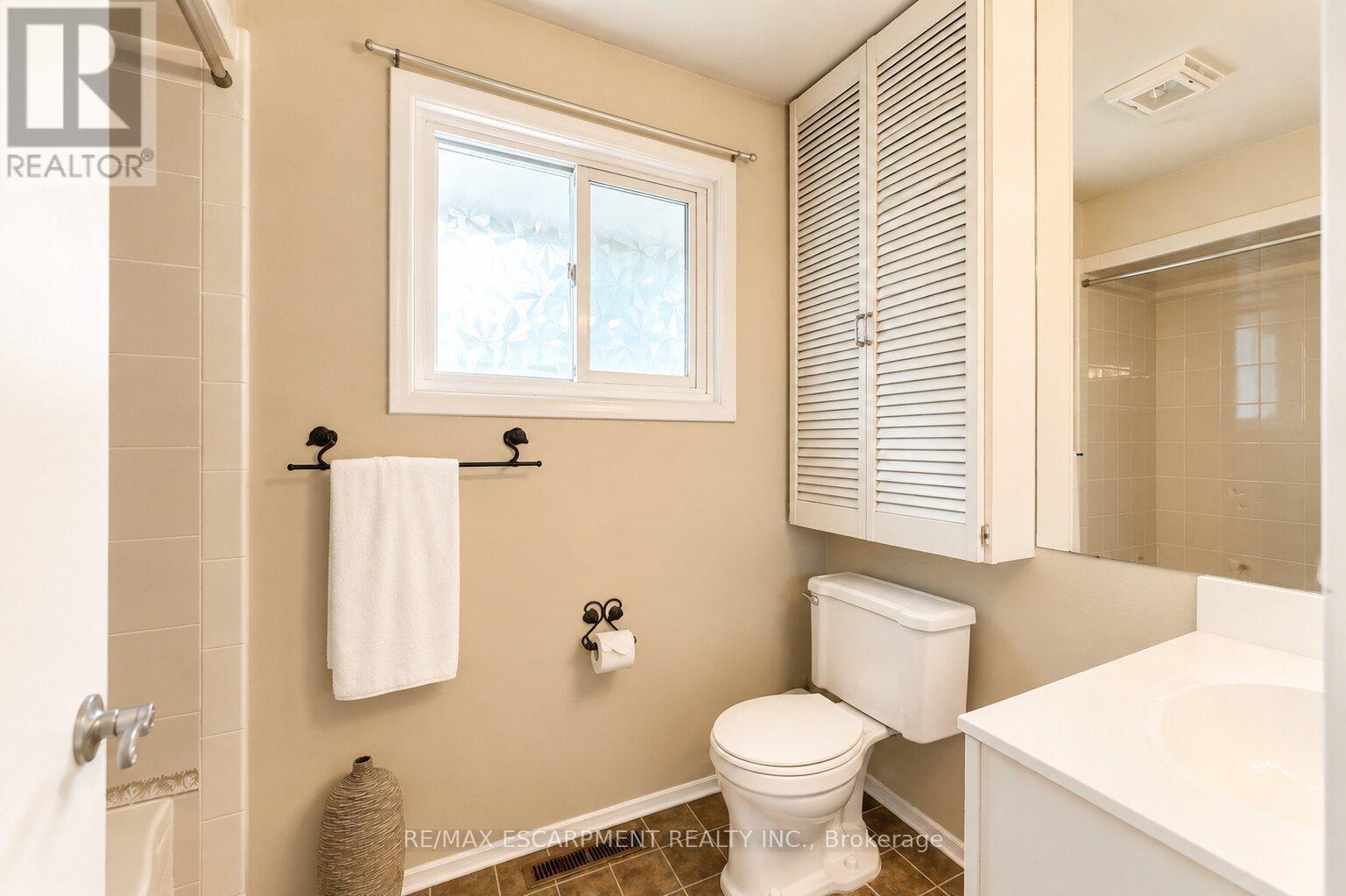 120 Stone Church Road W, Hamilton, ON - Indoor Photo Showing Bathroom