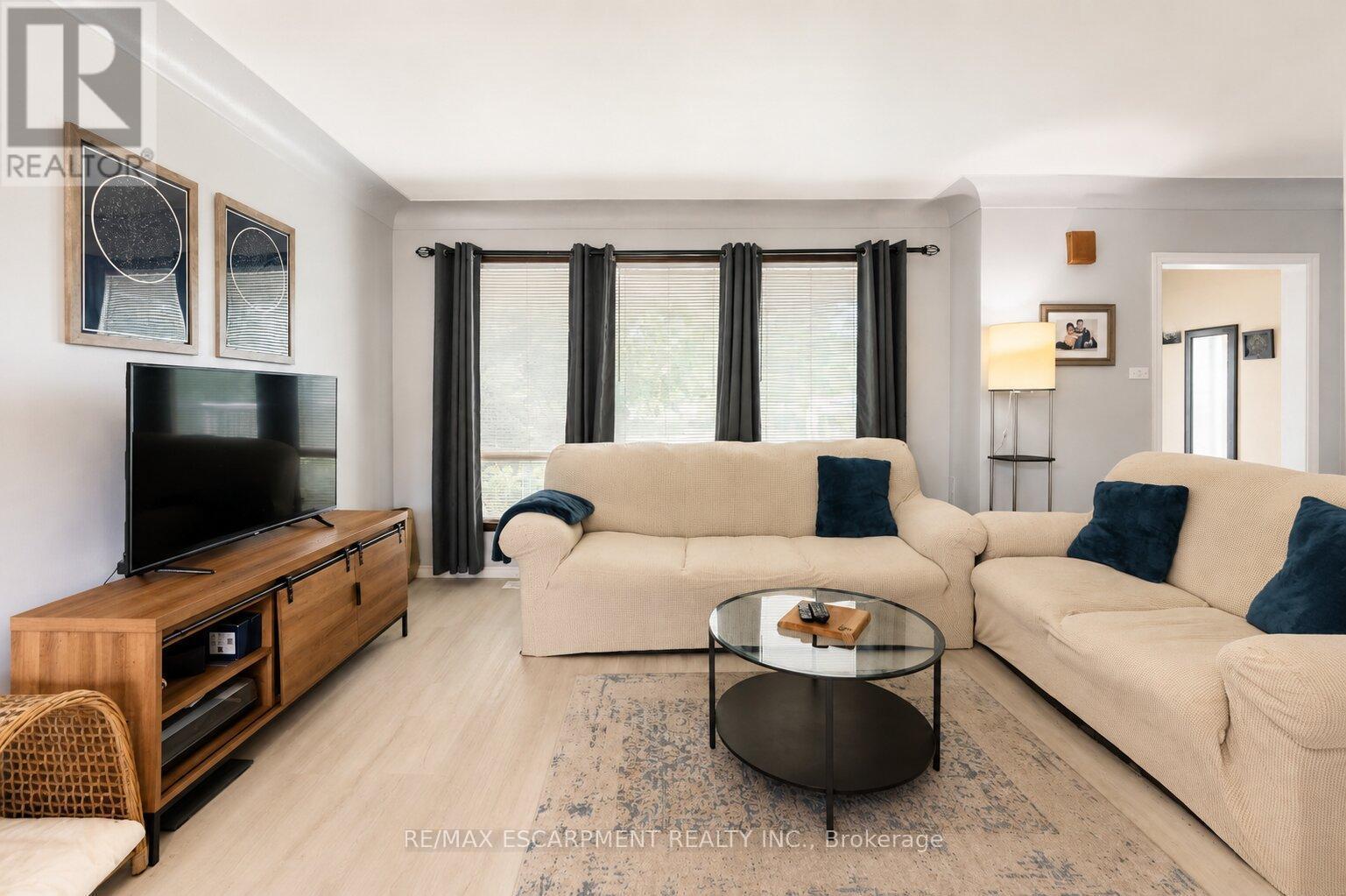 120 Stone Church Road W, Hamilton, ON - Indoor Photo Showing Living Room