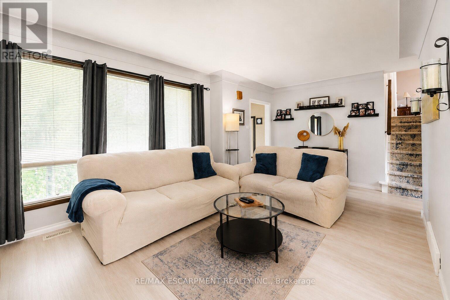 120 Stone Church Road W, Hamilton, ON - Indoor Photo Showing Living Room