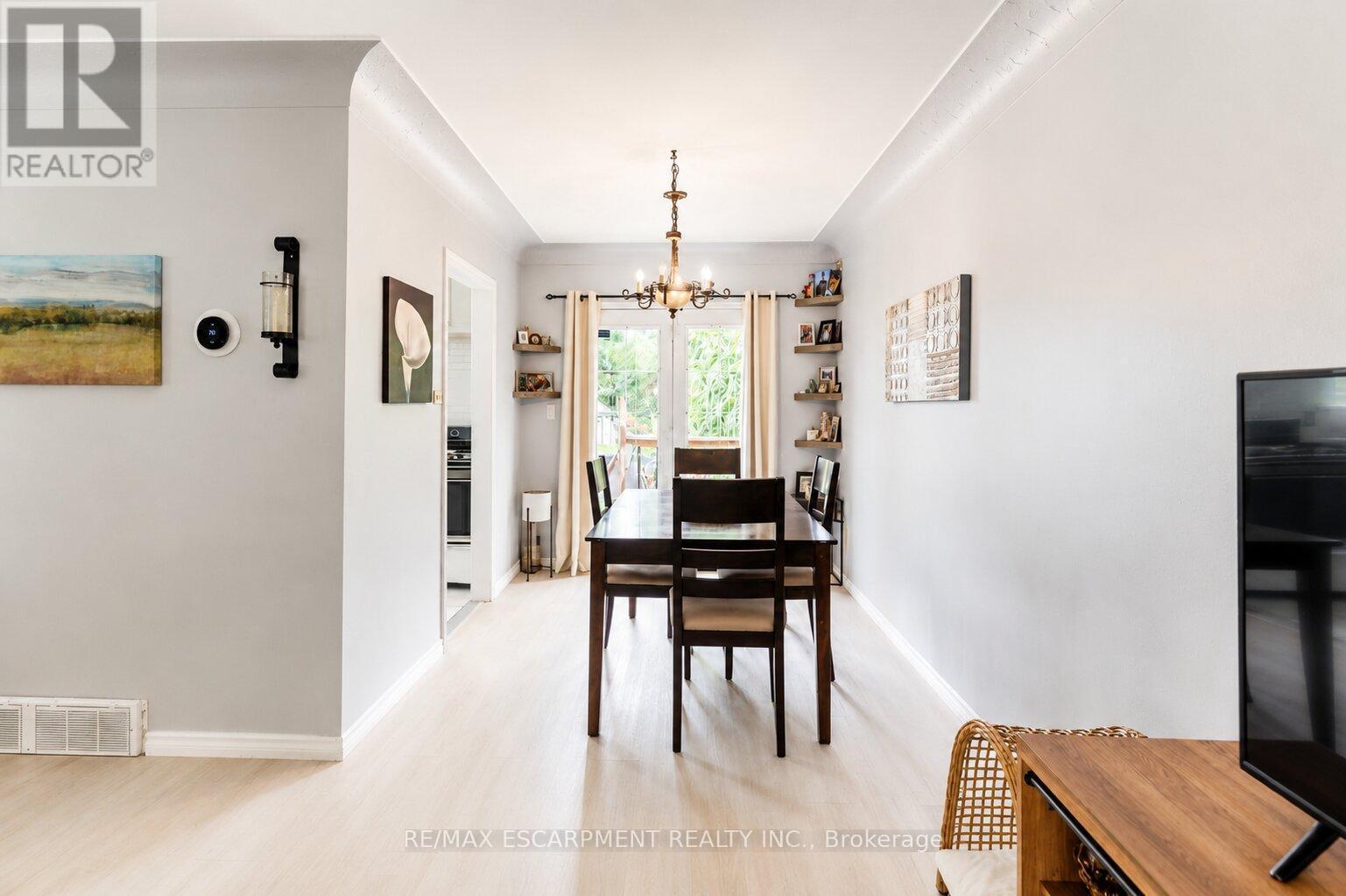 120 Stone Church Road W, Hamilton, ON - Indoor Photo Showing Dining Room