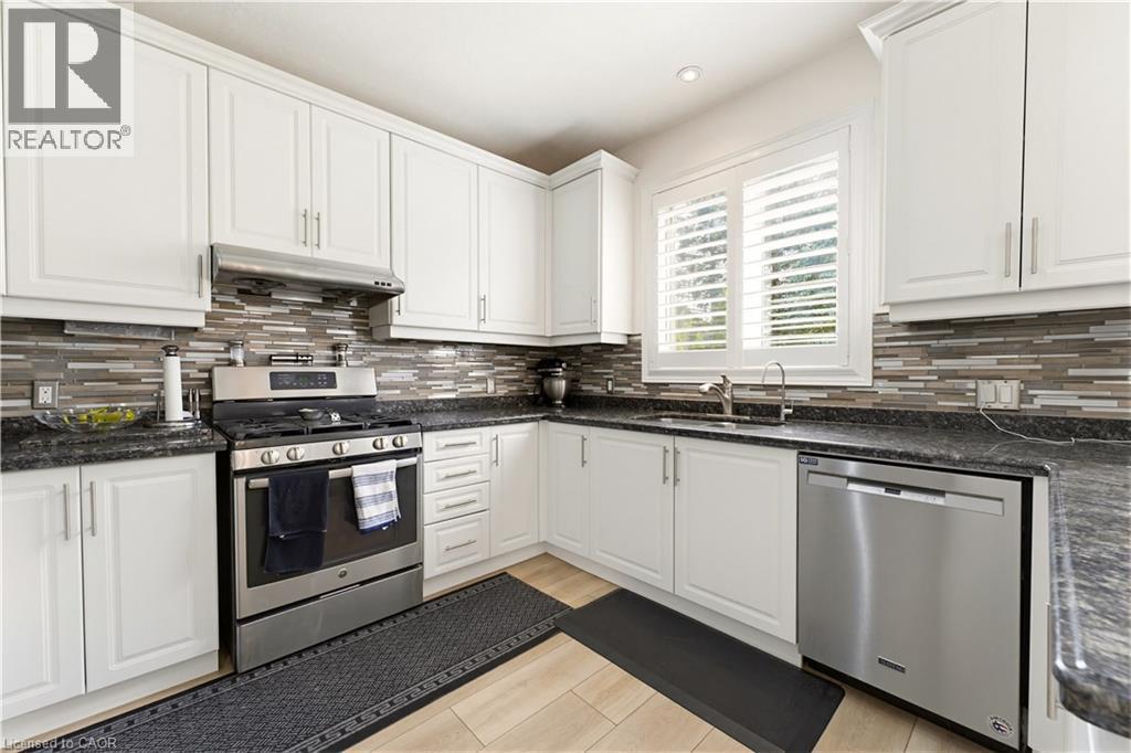 805 Munich Circle, Waterloo, ON - Indoor Photo Showing Kitchen With Double Sink
