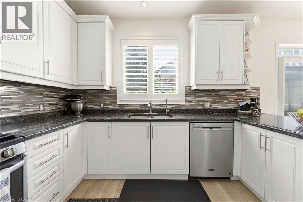 805 Munich Circle, Waterloo, ON - Indoor Photo Showing Kitchen With Double Sink With Upgraded Kitchen