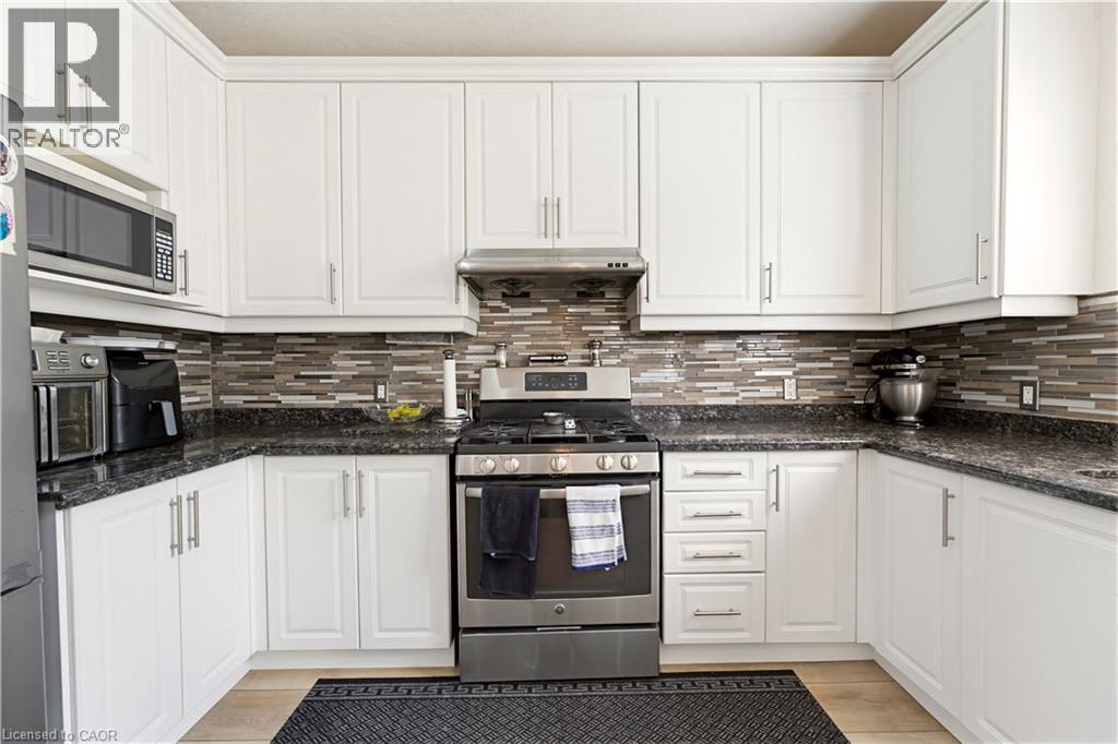 805 Munich Circle, Waterloo, ON - Indoor Photo Showing Kitchen With Upgraded Kitchen