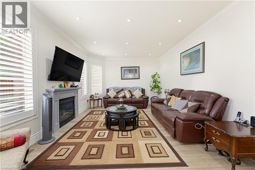 805 Munich Circle, Waterloo, ON - Indoor Photo Showing Living Room With Fireplace