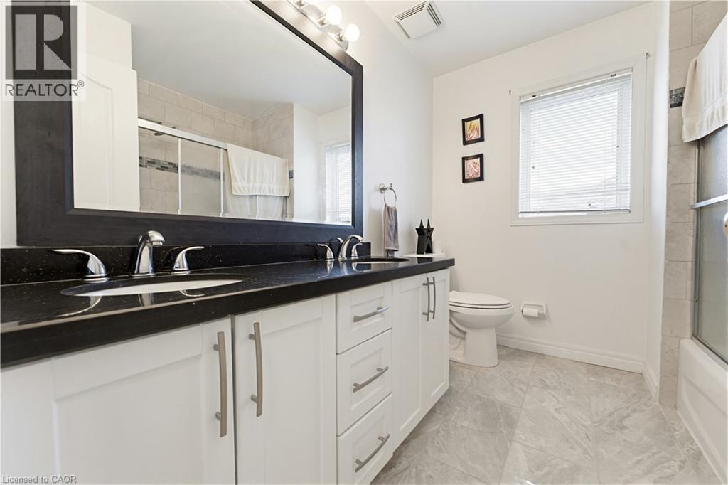805 Munich Circle, Waterloo, ON - Indoor Photo Showing Bathroom