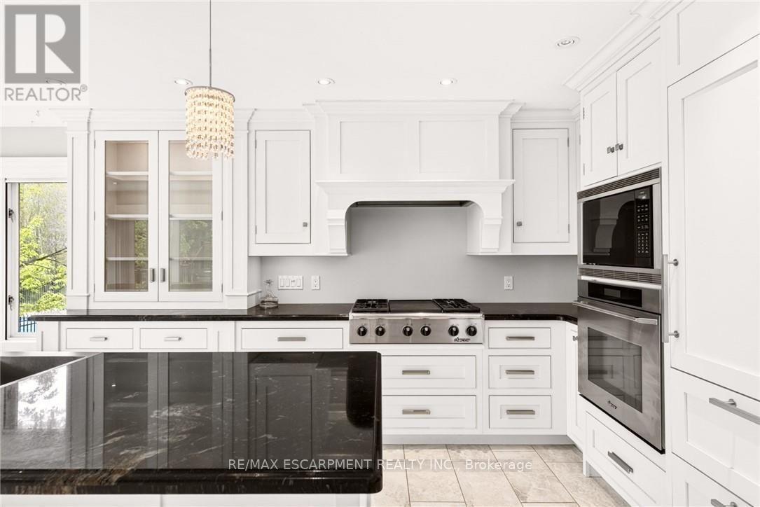 1670 Medad Springs Court, Burlington, ON - Indoor Photo Showing Kitchen With Upgraded Kitchen