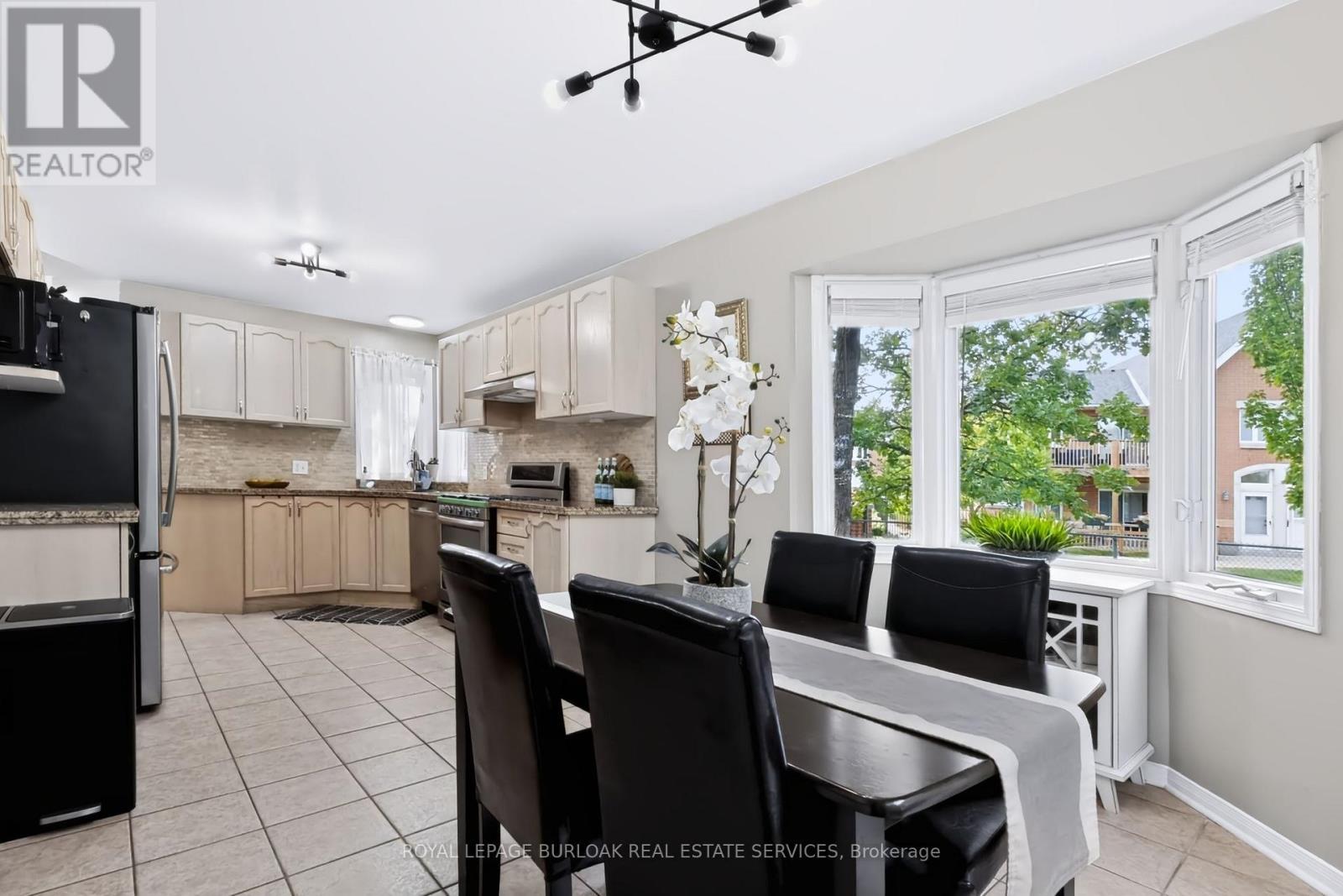 4130 Foxwood Drive, Burlington, ON - Indoor