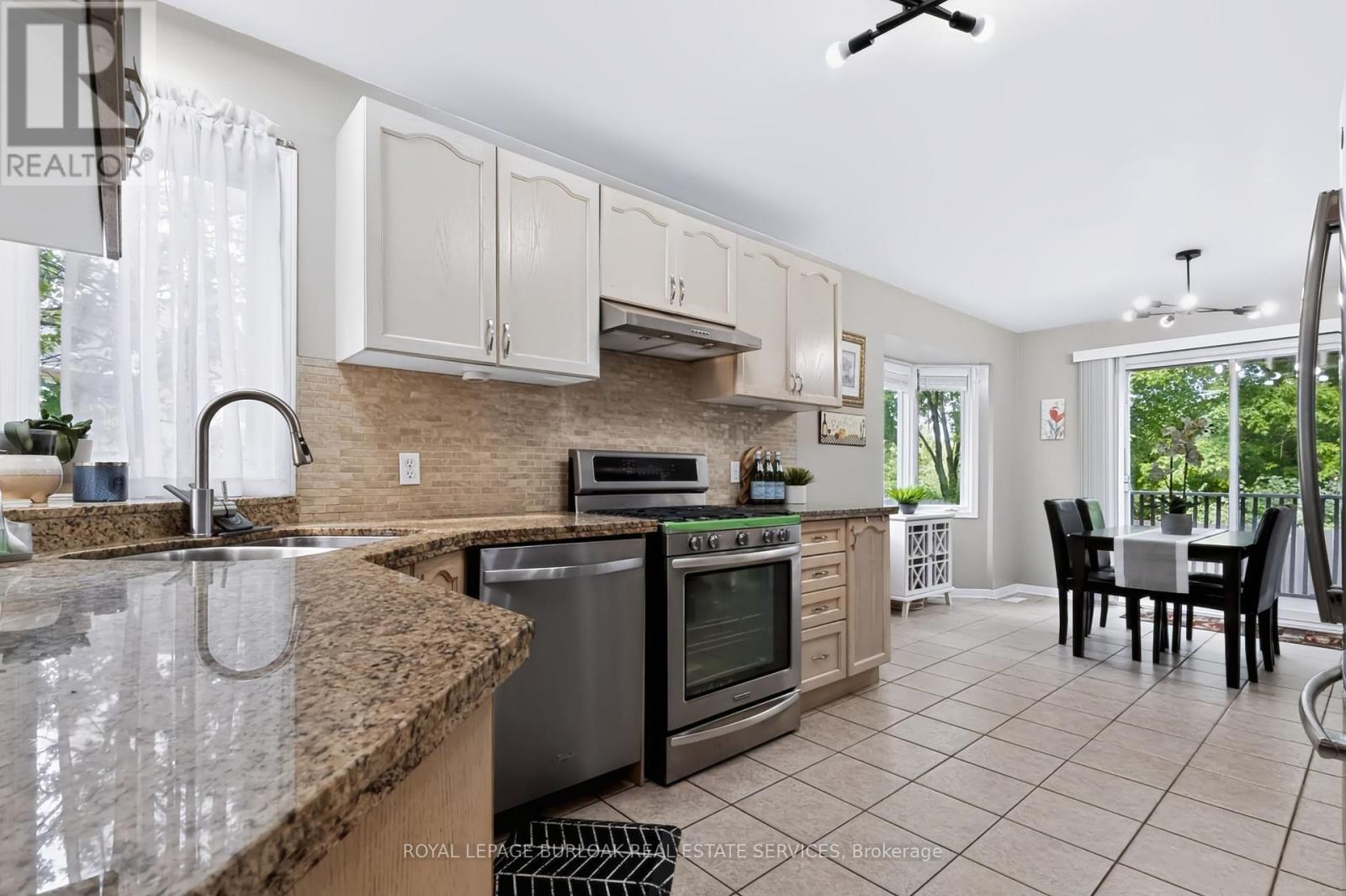 4130 Foxwood Drive, Burlington, ON - Indoor Photo Showing Kitchen With Stainless Steel Kitchen With Double Sink With Upgraded Kitchen