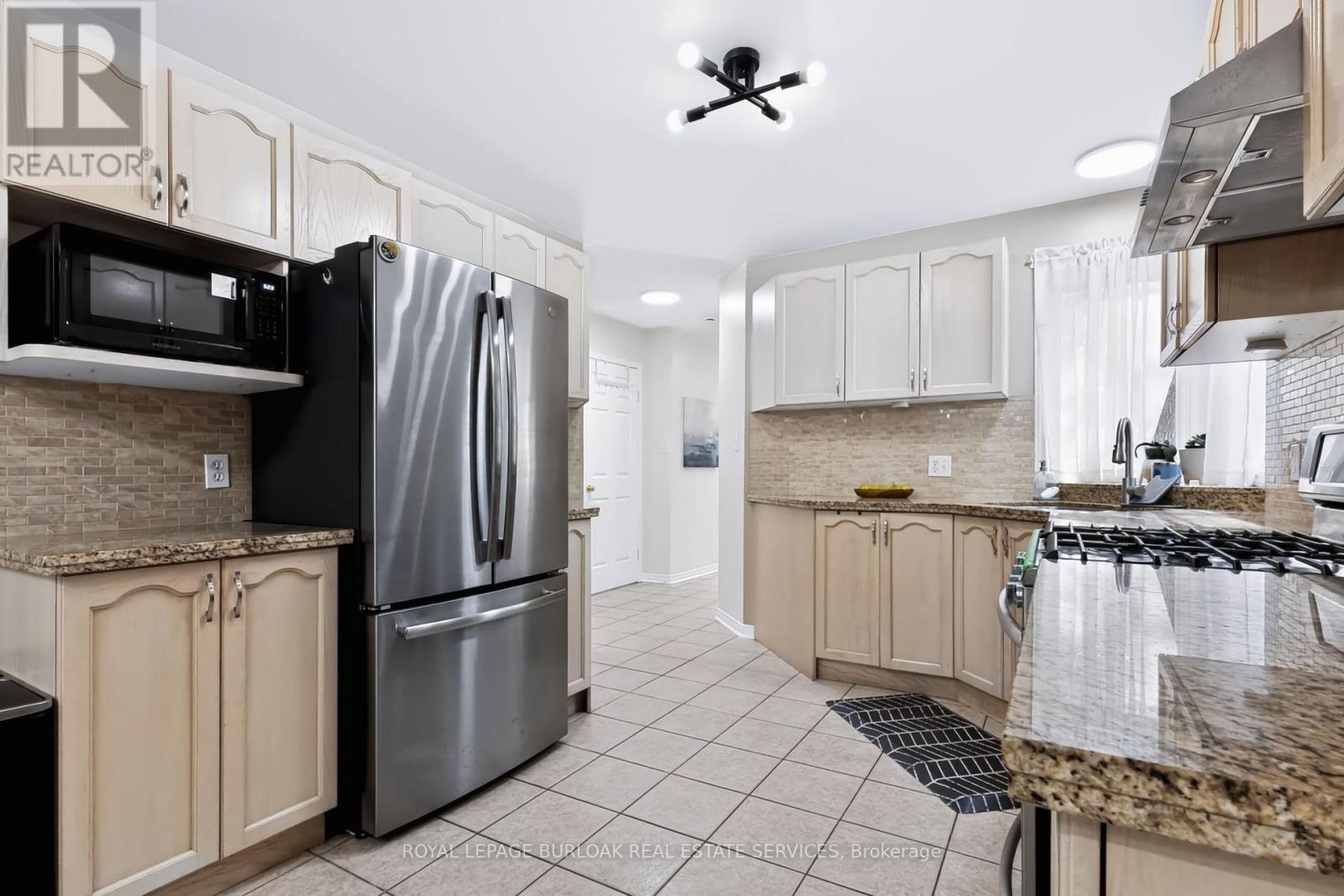 4130 Foxwood Drive, Burlington, ON - Indoor Photo Showing Kitchen With Upgraded Kitchen