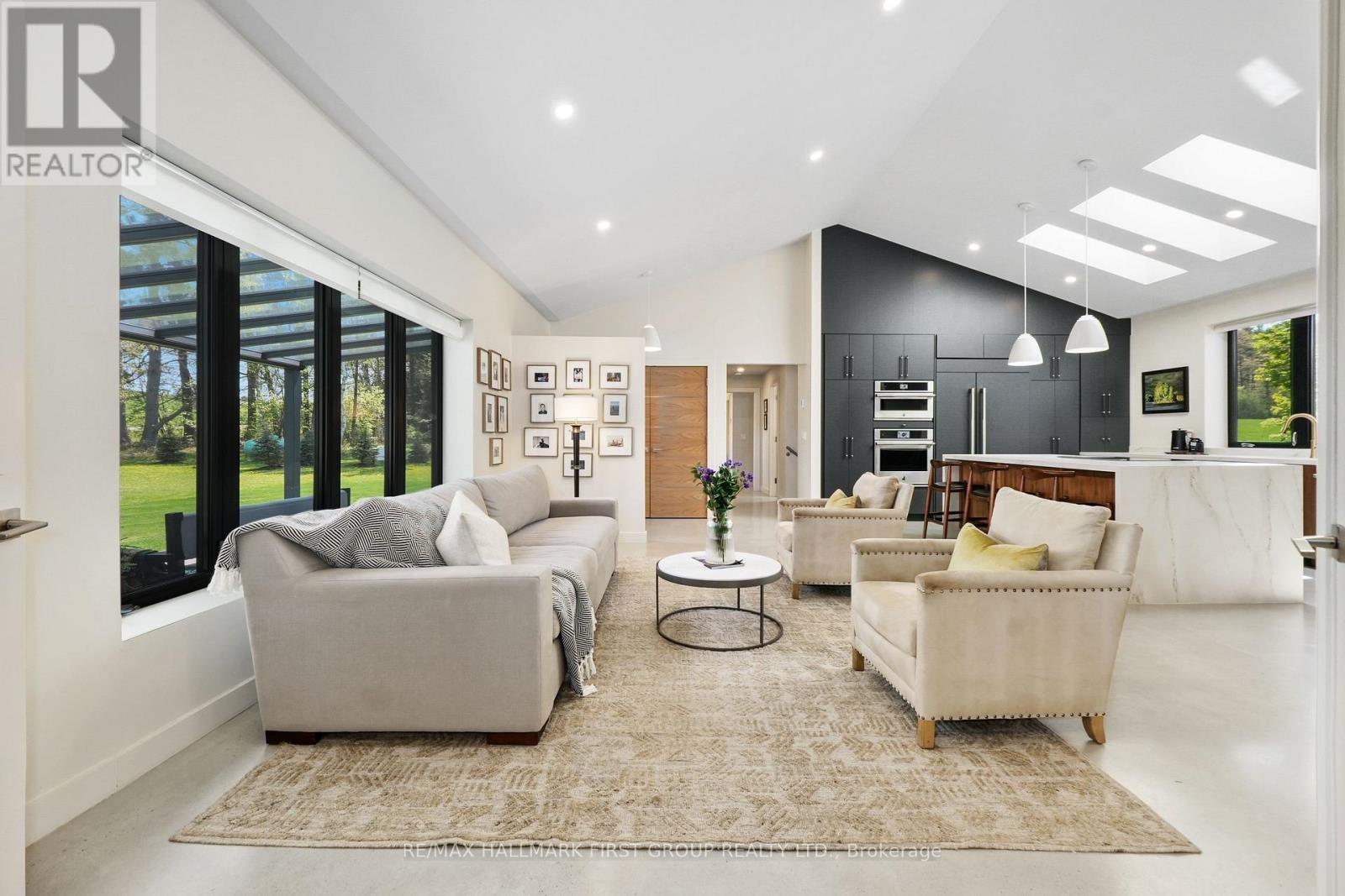 4566 Harwood Road, Hamilton Township, ON - Indoor Photo Showing Living Room