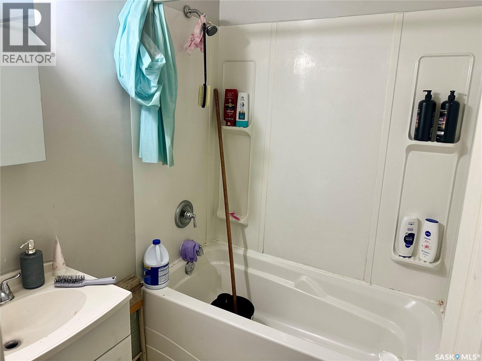1228 Robinson Street, Regina, SK - Indoor Photo Showing Bathroom