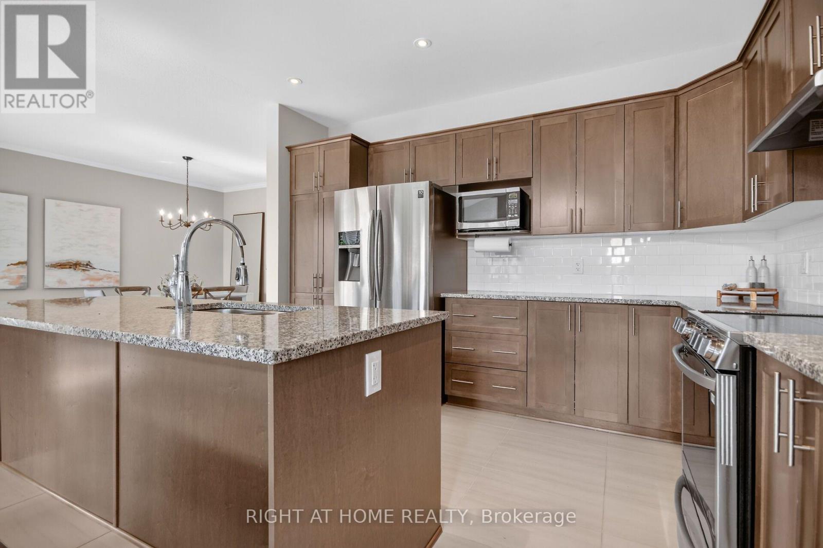 207 Mareth Way, Ottawa, ON - Indoor Photo Showing Kitchen With Stainless Steel Kitchen With Upgraded Kitchen