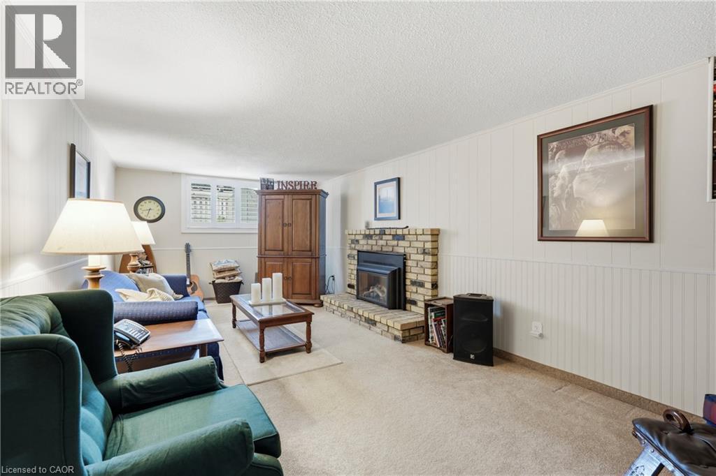 681 Empress Crescent, Burlington, ON - Indoor Photo Showing Living Room With Fireplace