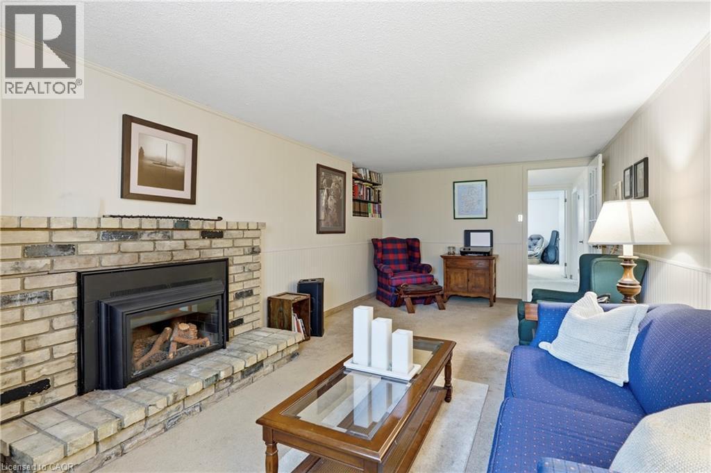 681 Empress Crescent, Burlington, ON - Indoor Photo Showing Living Room With Fireplace