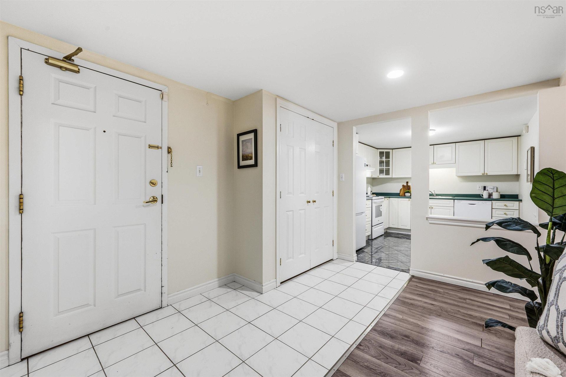 210 1041 Wellington Street, Halifax, NS - Indoor Photo Showing Kitchen