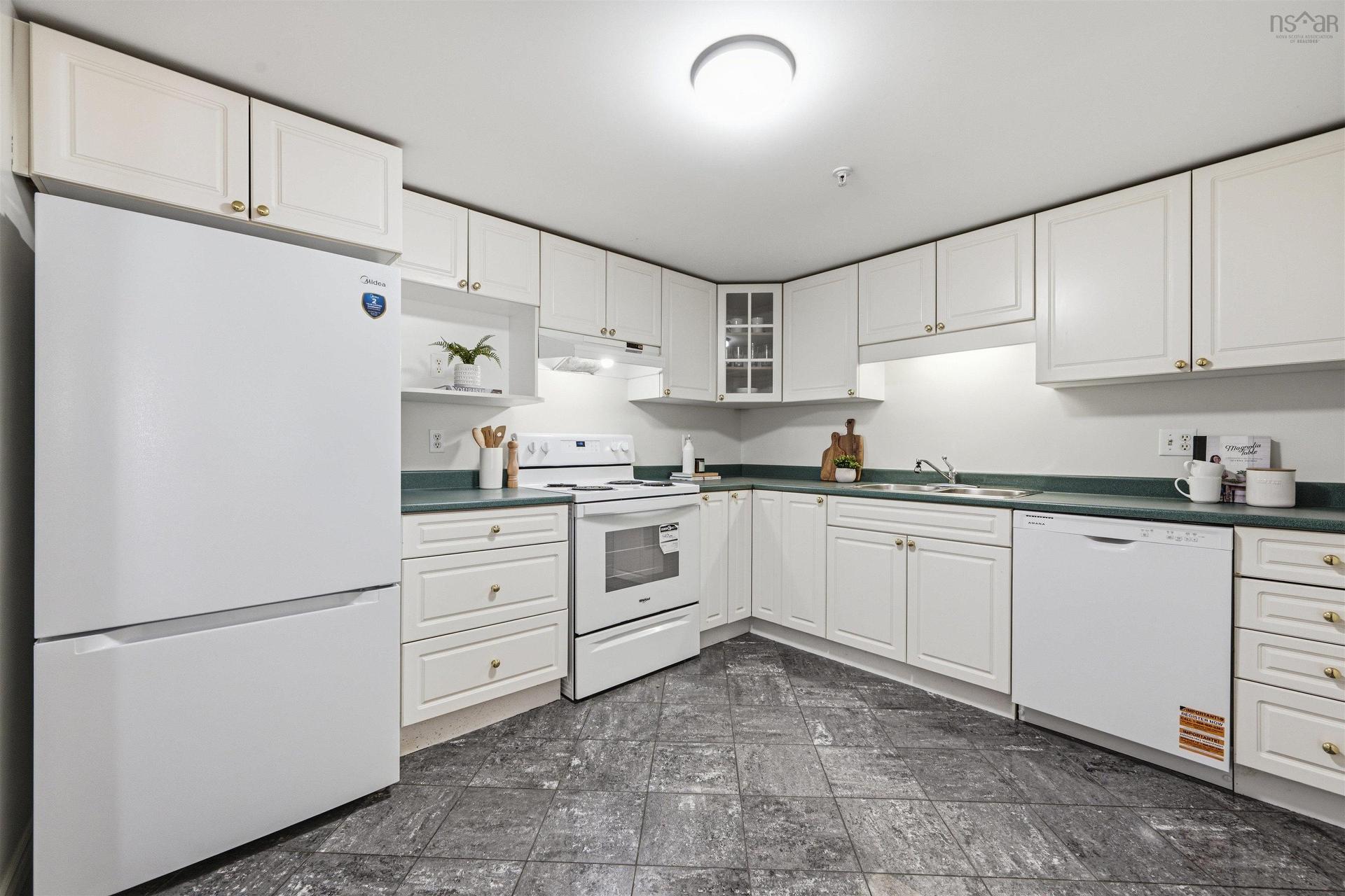 210 1041 Wellington Street, Halifax, NS - Indoor Photo Showing Kitchen