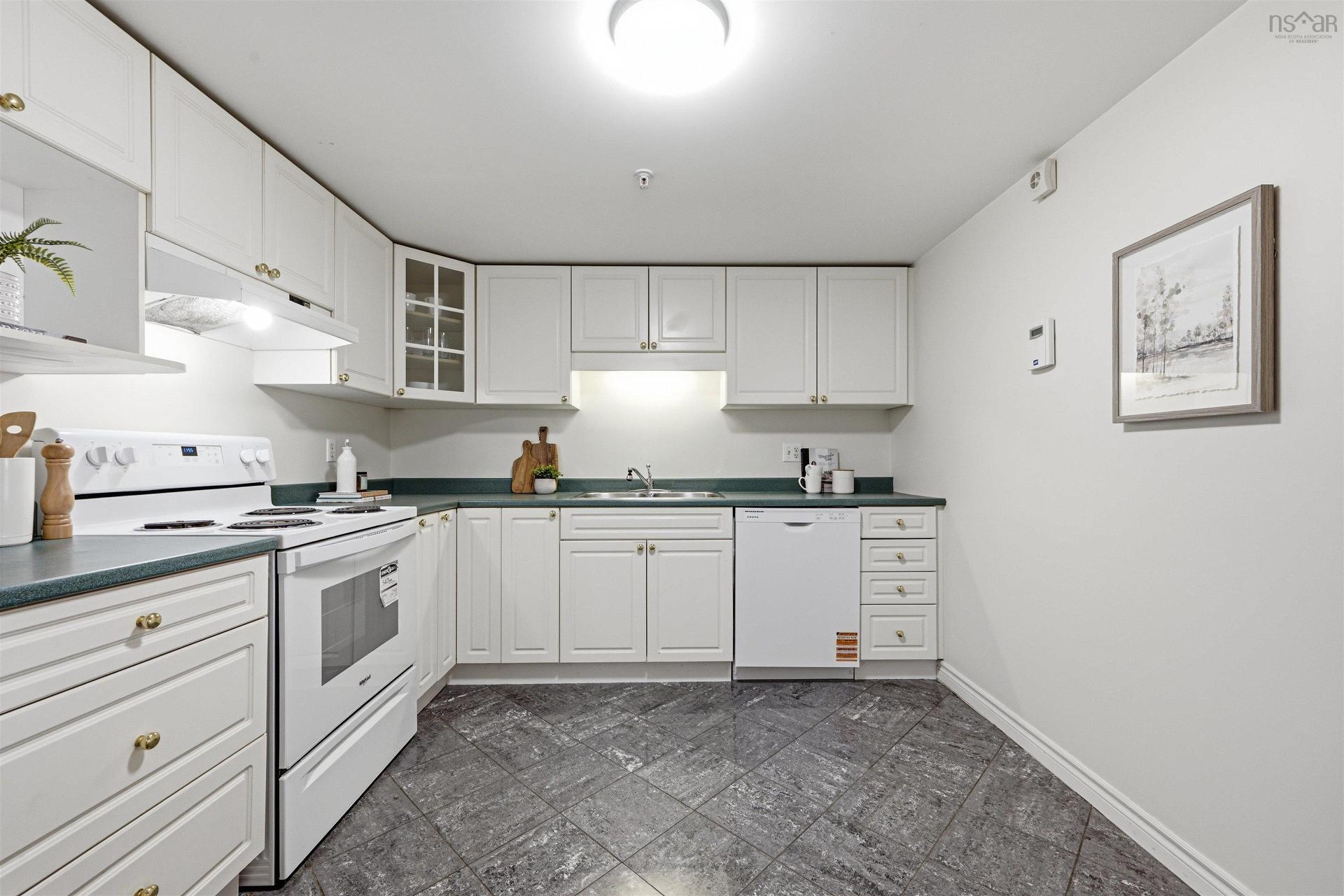210 1041 Wellington Street, Halifax, NS - Indoor Photo Showing Kitchen