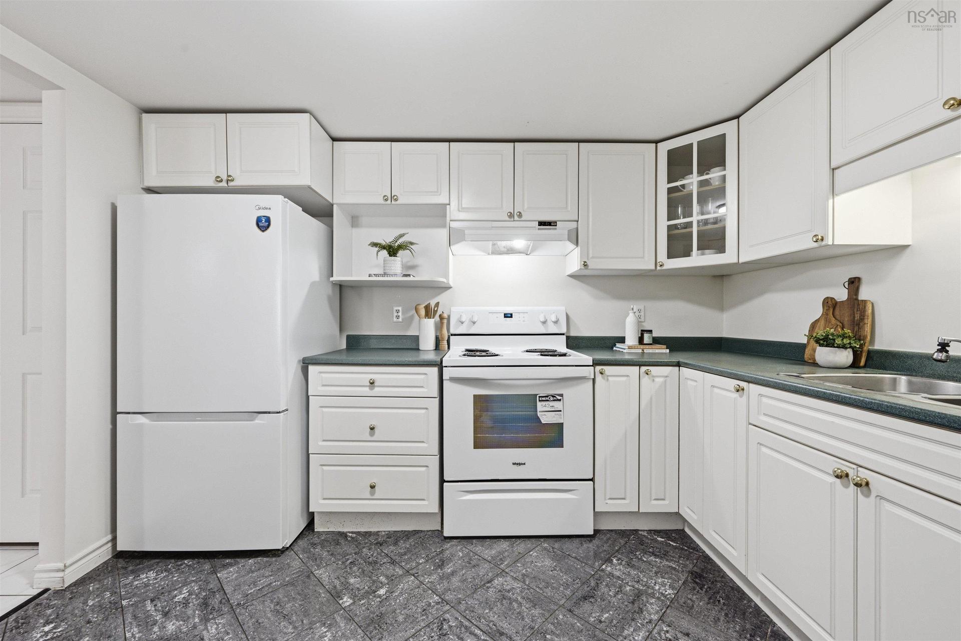 210 1041 Wellington Street, Halifax, NS - Indoor Photo Showing Kitchen