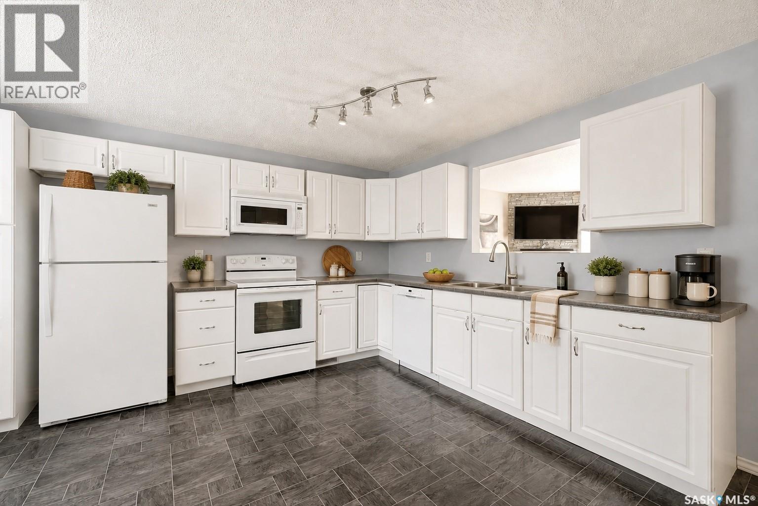 2518 7Th Avenue E, Regina, SK - Indoor Photo Showing Kitchen With Double Sink