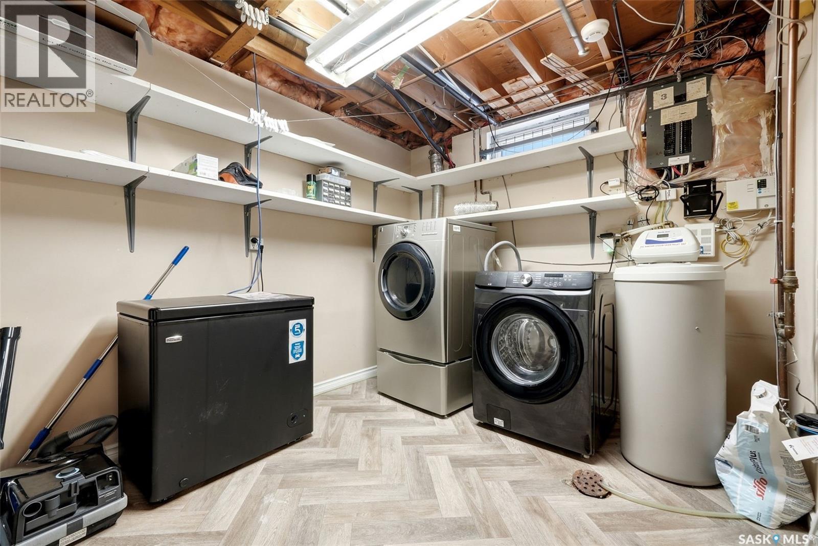 2518 7Th Avenue E, Regina, SK - Indoor Photo Showing Laundry Room