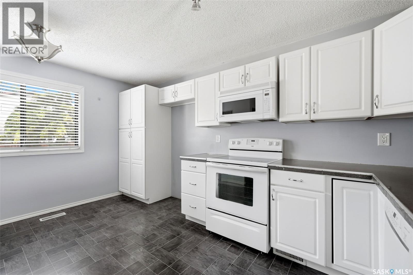 2518 7Th Avenue E, Regina, SK - Indoor Photo Showing Kitchen