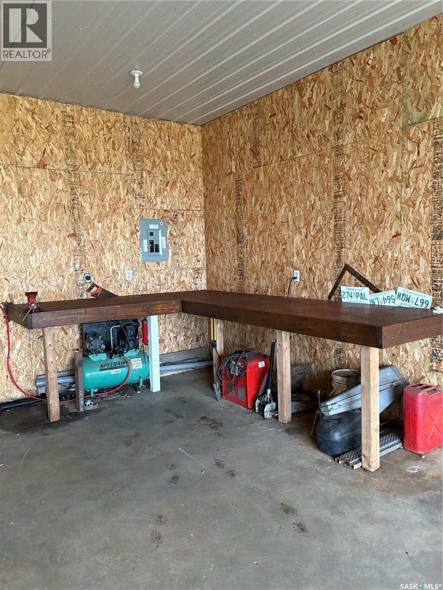 69 Railway Avenue, Calder, SK - Indoor Photo Showing Garage