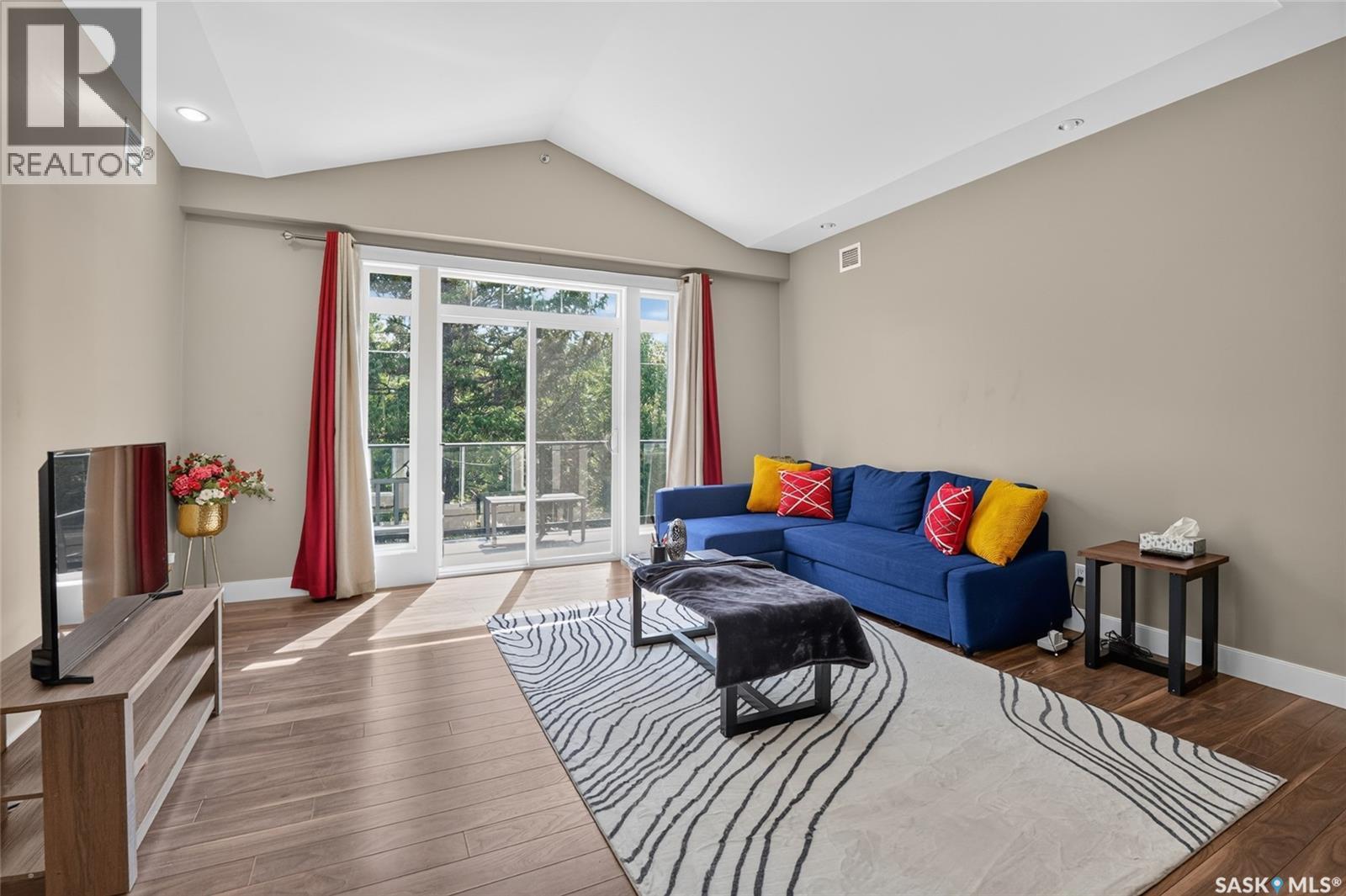 302 721 8Th Street E, Saskatoon, SK - Indoor Photo Showing Living Room