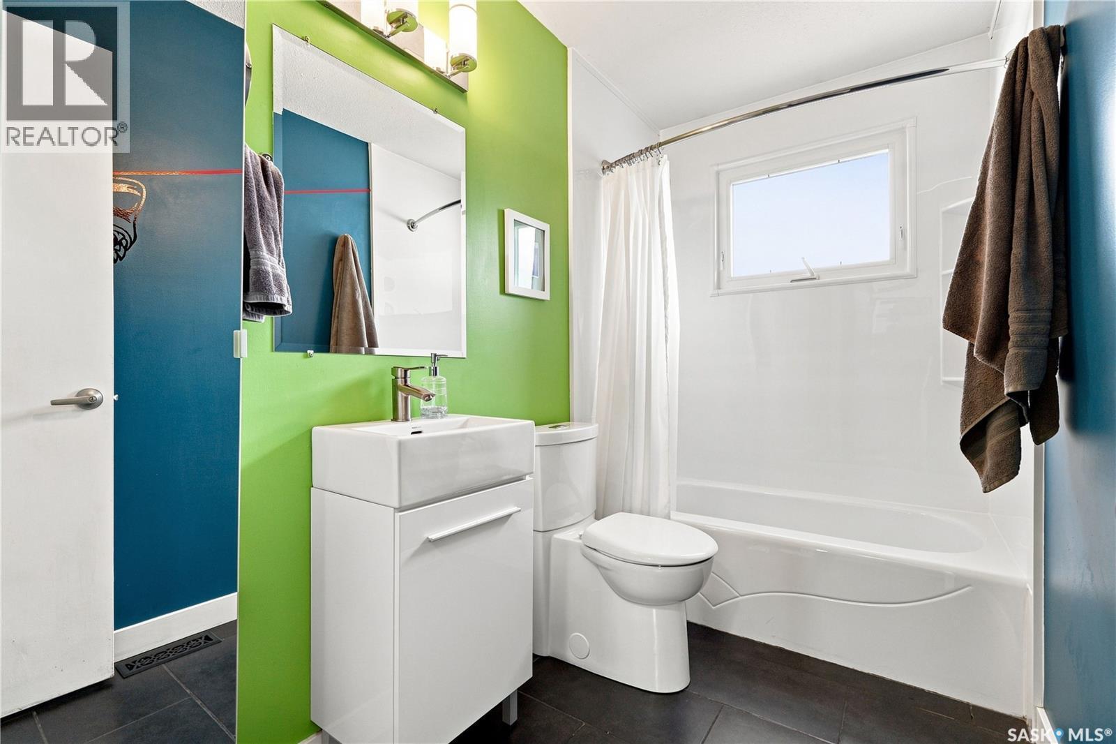 105 Grant Street, Saskatoon, SK - Indoor Photo Showing Bathroom