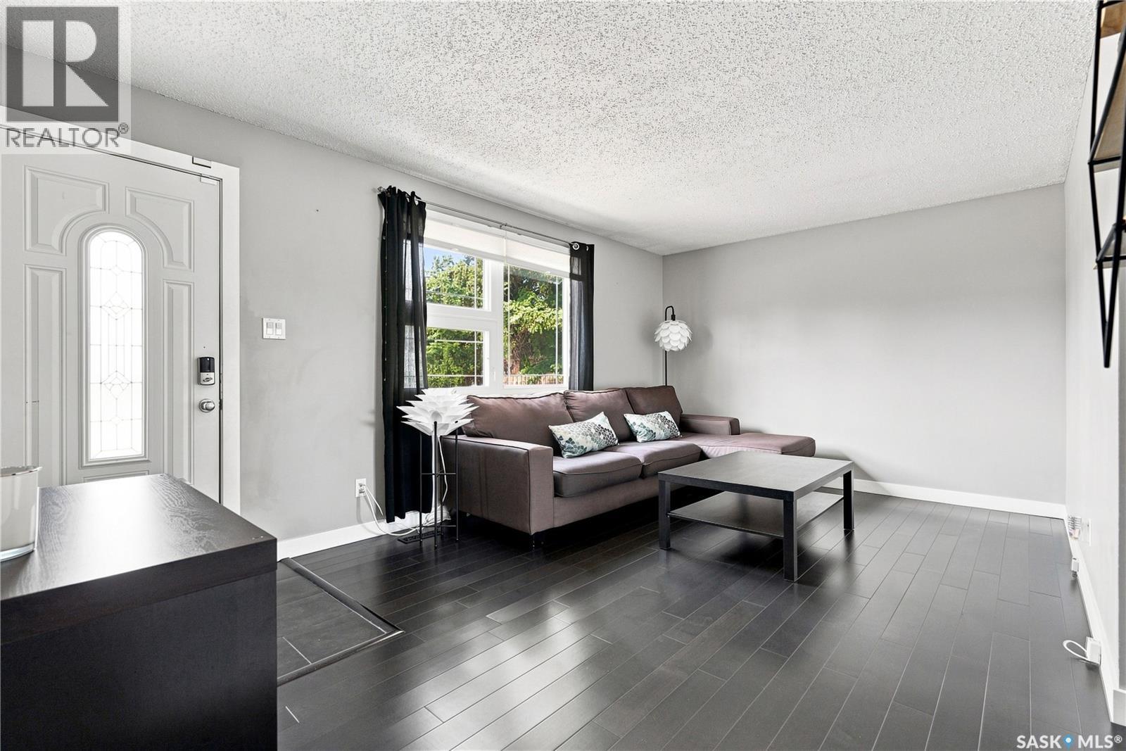 105 Grant Street, Saskatoon, SK - Indoor Photo Showing Living Room