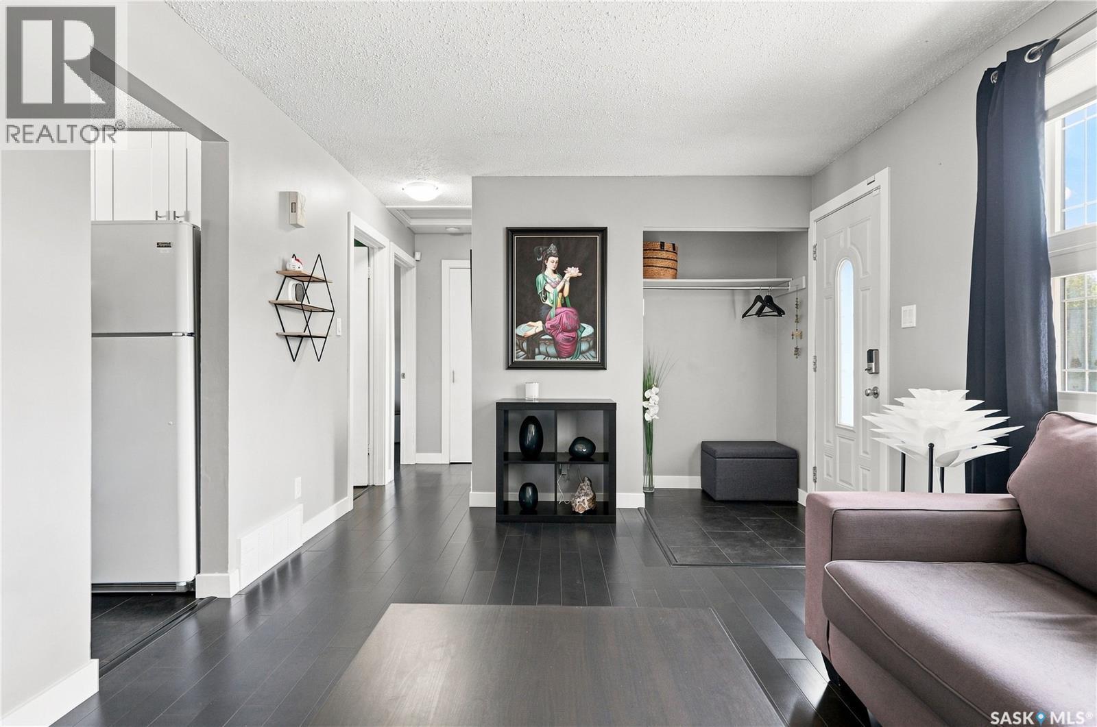 105 Grant Street, Saskatoon, SK - Indoor Photo Showing Living Room