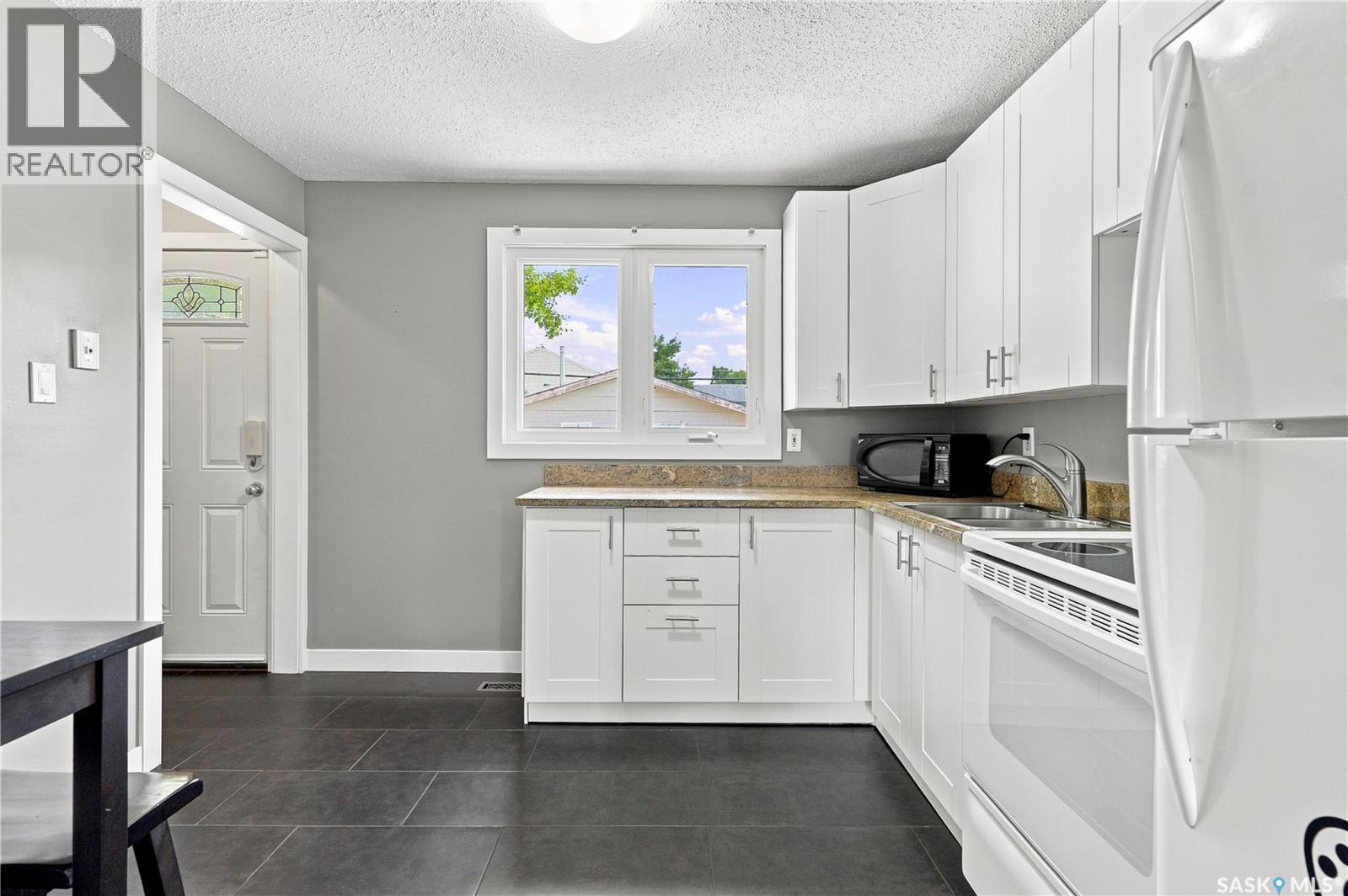 105 Grant Street, Saskatoon, SK - Indoor Photo Showing Kitchen With Double Sink