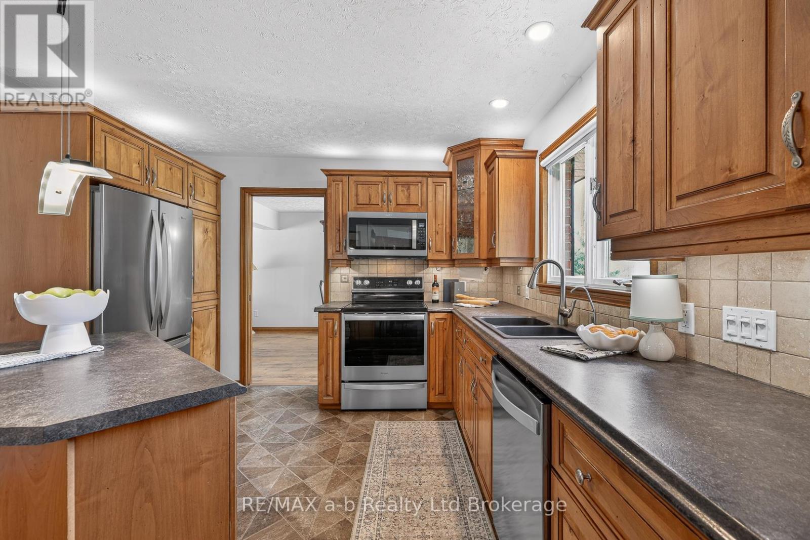 403745 Union Road, Ingersoll (Ingersoll - South), ON - Indoor Photo Showing Kitchen With Double Sink