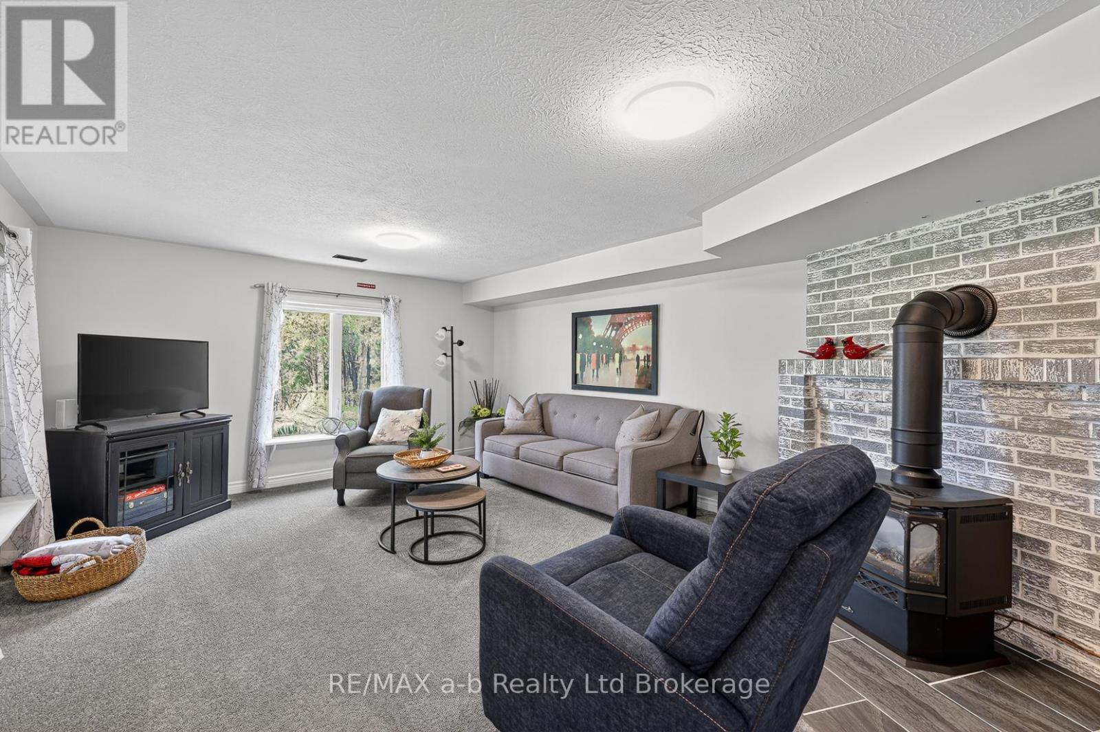 403745 Union Road, Ingersoll (Ingersoll - South), ON - Indoor Photo Showing Living Room With Fireplace