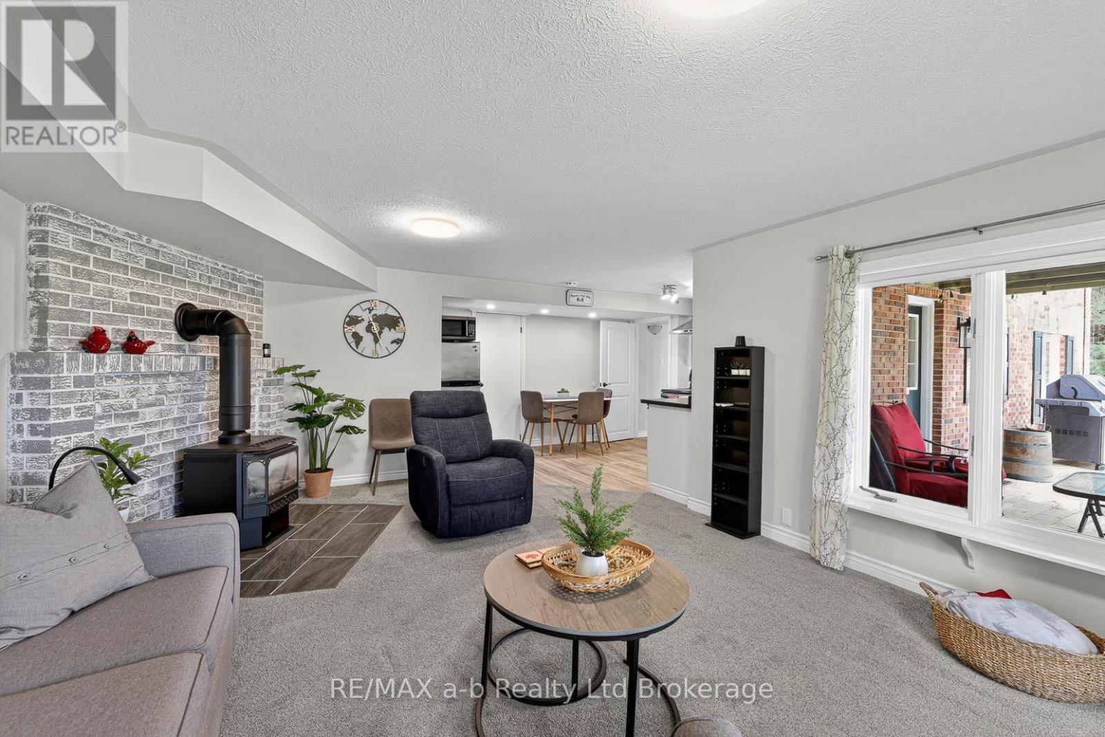 403745 Union Road, Ingersoll (Ingersoll - South), ON - Indoor Photo Showing Living Room
