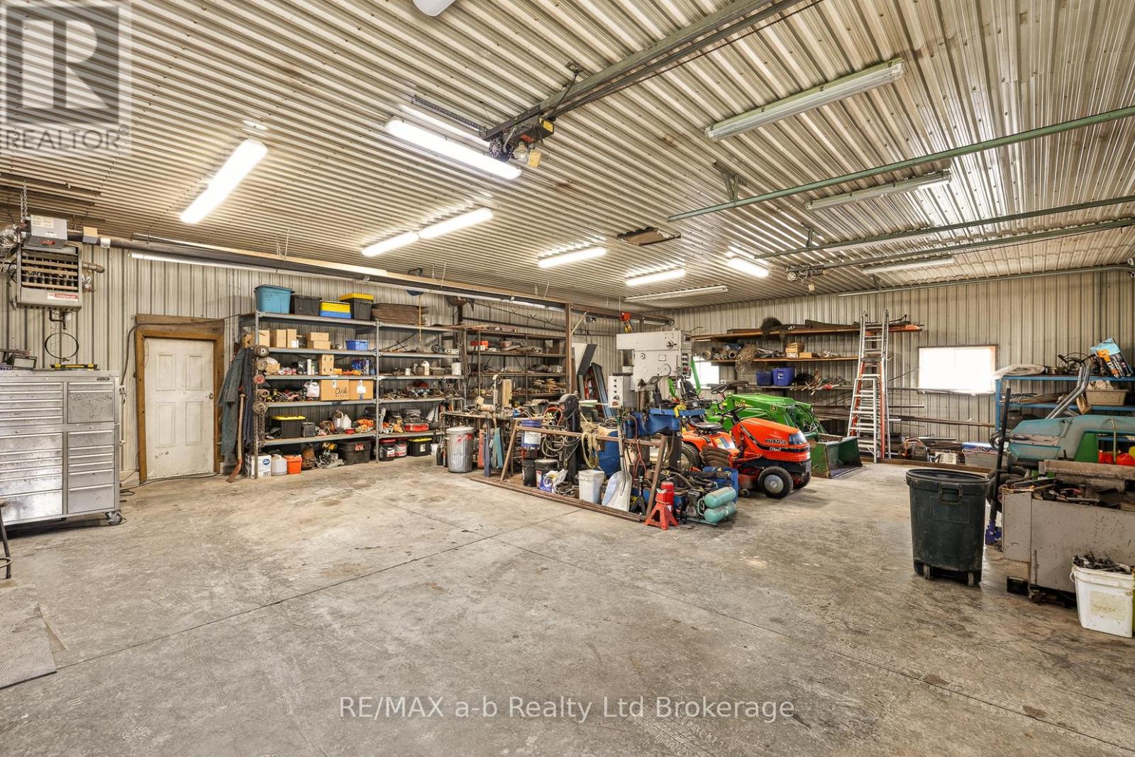 403745 Union Road, Ingersoll (Ingersoll - South), ON - Indoor Photo Showing Garage