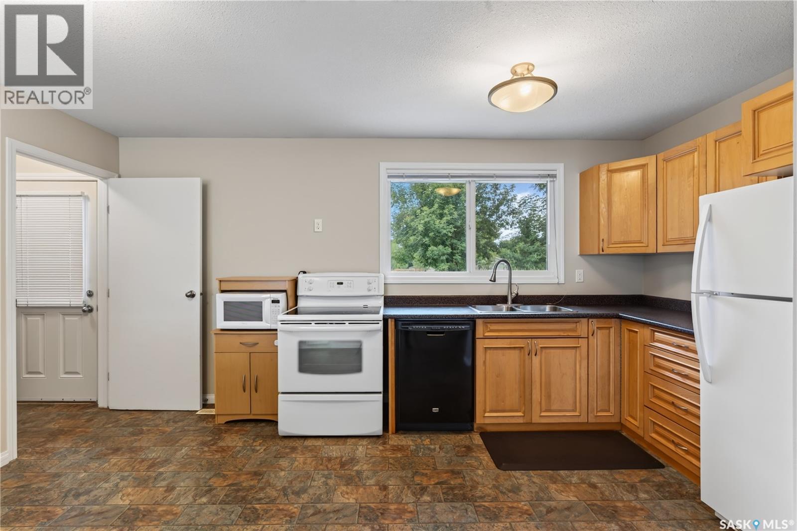 214 Fisher Crescent, Saskatoon, SK - Indoor Photo Showing Kitchen With Double Sink