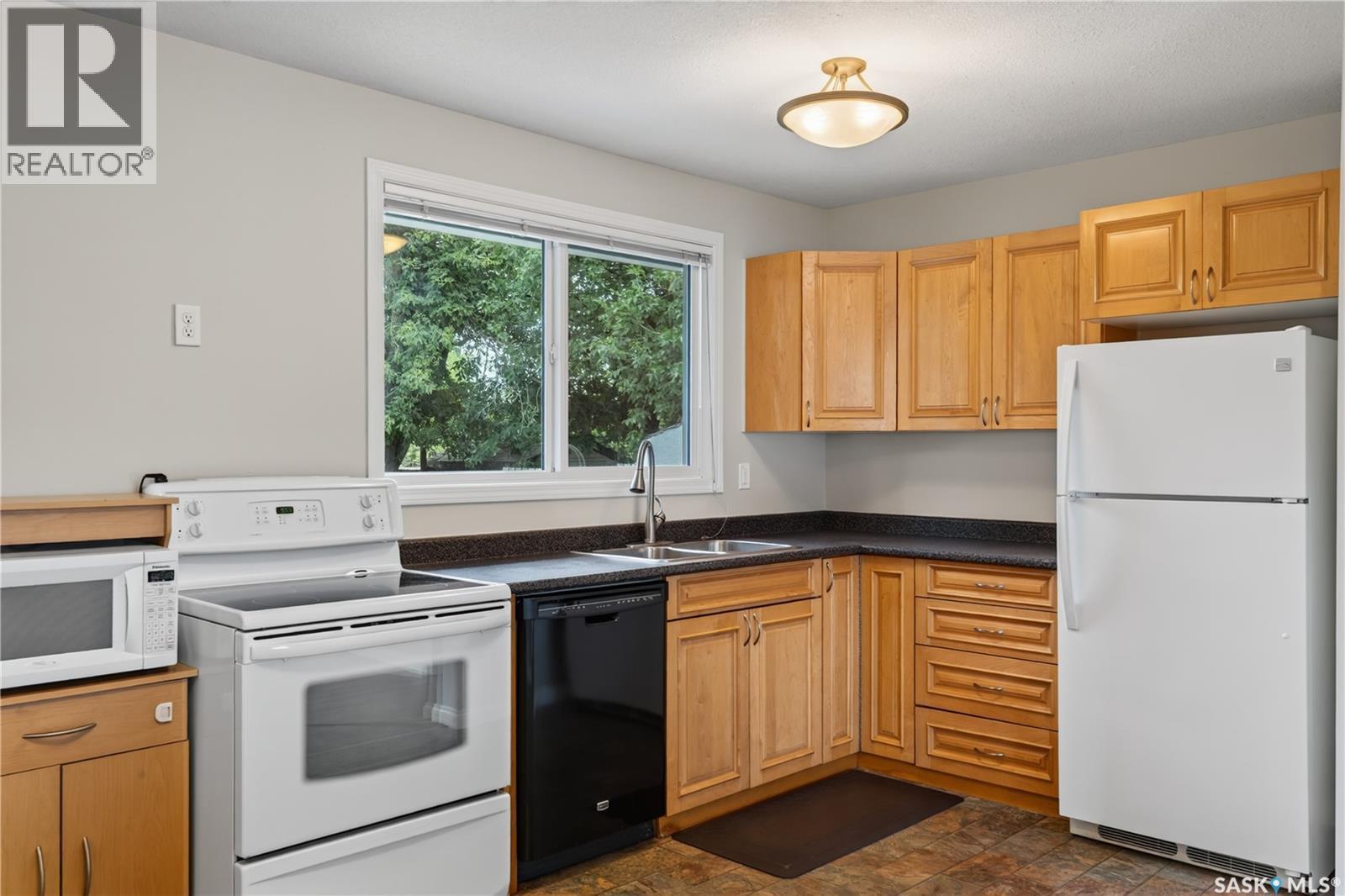 214 Fisher Crescent, Saskatoon, SK - Indoor Photo Showing Kitchen With Double Sink
