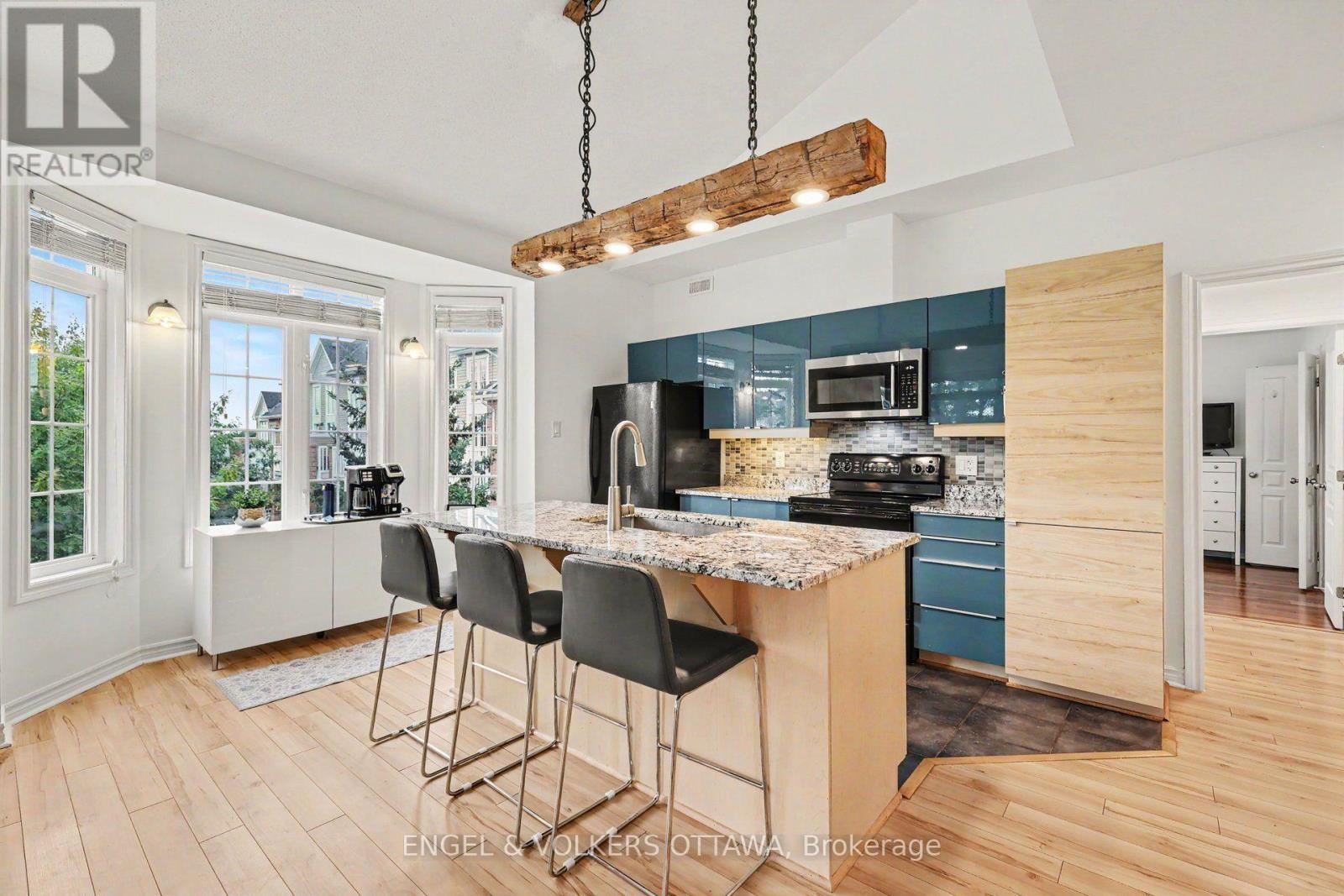 53 Hawkstone Gate, Ottawa, ON - Indoor Photo Showing Kitchen With Upgraded Kitchen