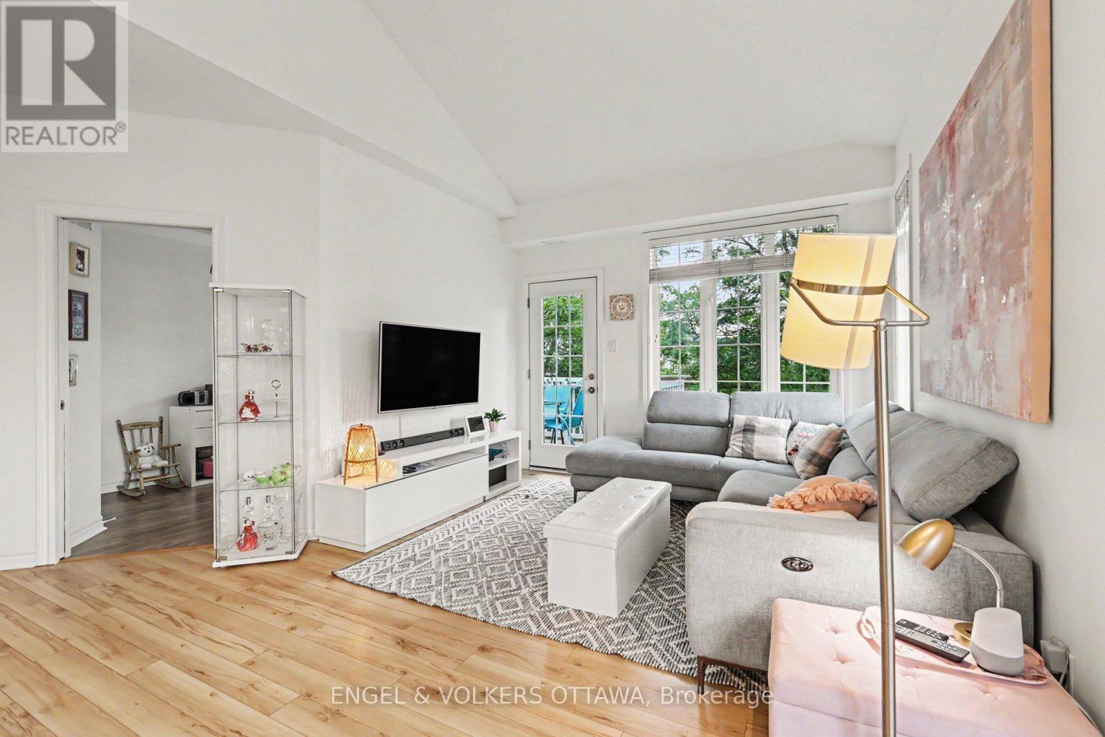 53 Hawkstone Gate, Ottawa, ON - Indoor Photo Showing Living Room