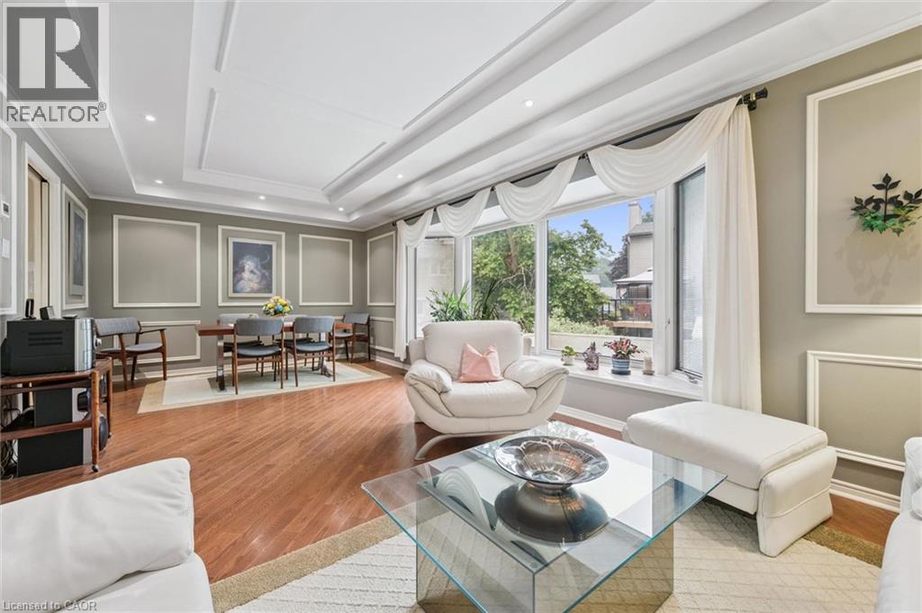 30 Shuh Avenue, Kitchener, ON - Indoor Photo Showing Living Room