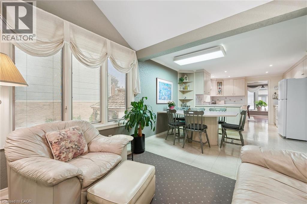 30 Shuh Avenue, Kitchener, ON - Indoor Photo Showing Living Room
