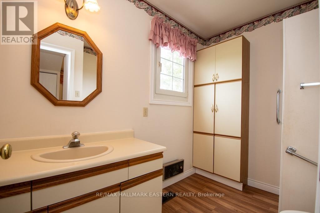 Main Floor Bathroom - 1444 5Th Line, Selwyn, ON