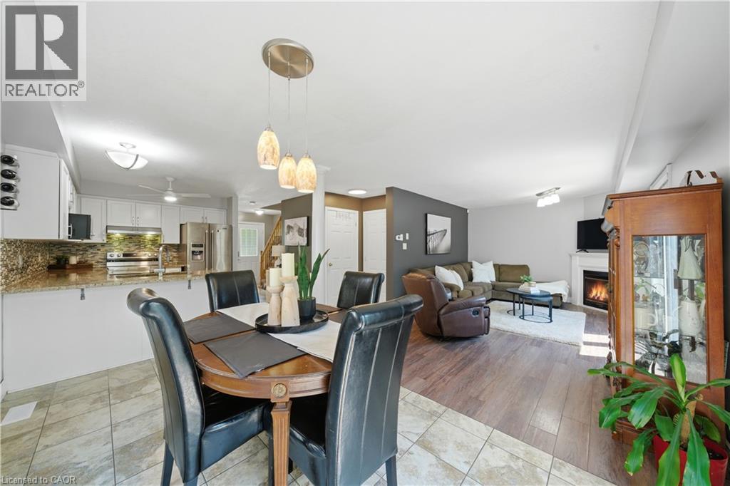 Open-concept dining area featuring a contemporary pendant light fixture - 784 Butternut Avenue, Waterloo, ON - Indoor Photo Showing Dining Room